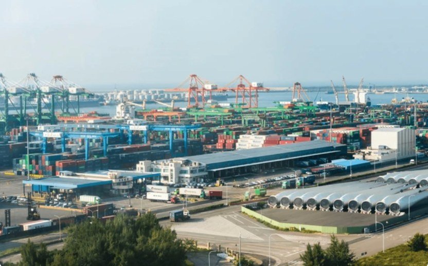 台灣半導體廠房與貨櫃出口港口空拍示意，象徵AI供應鏈帶動的出口成長